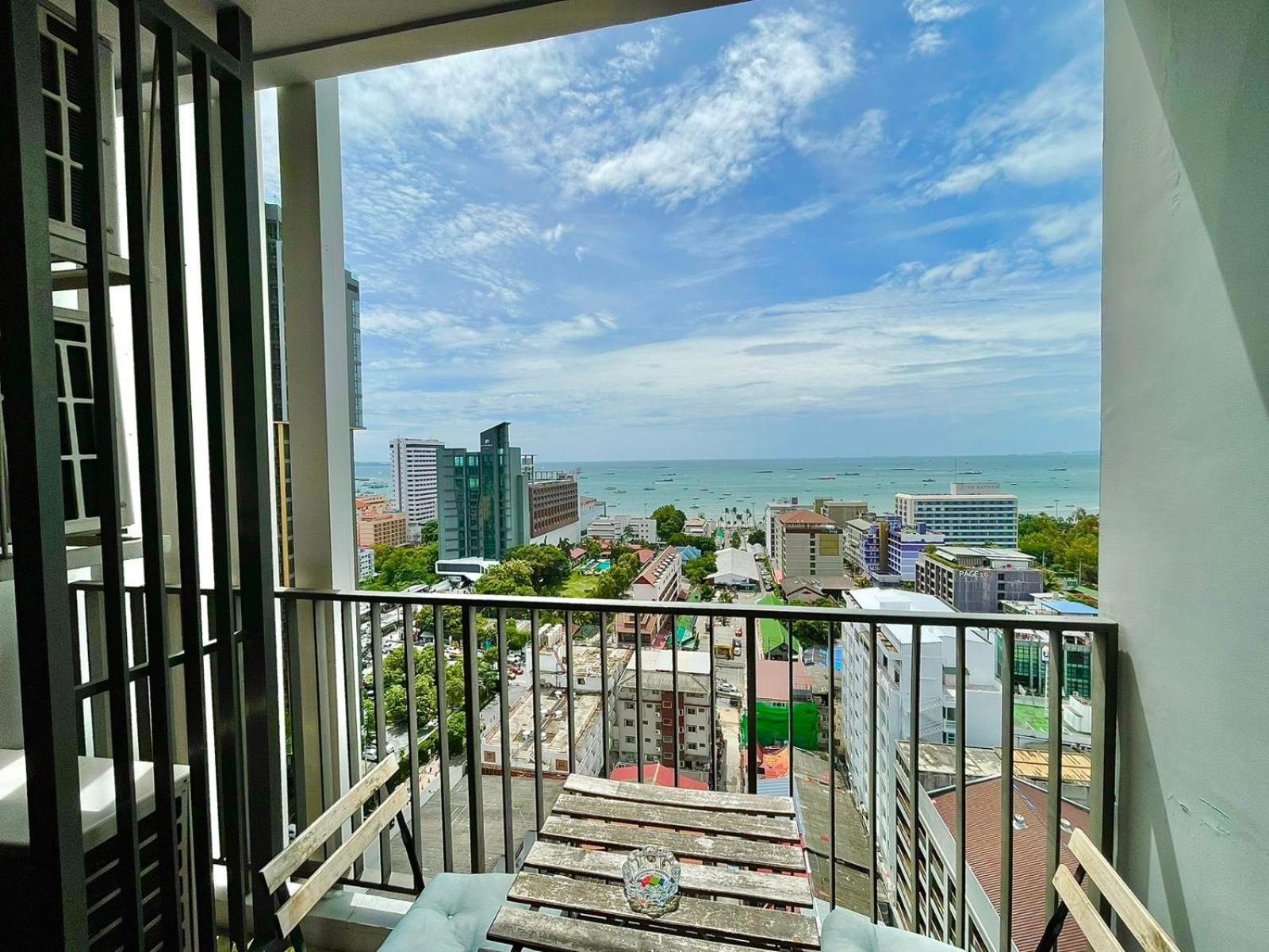 The Base Deluxe Apartment Pattaya Exterior photo