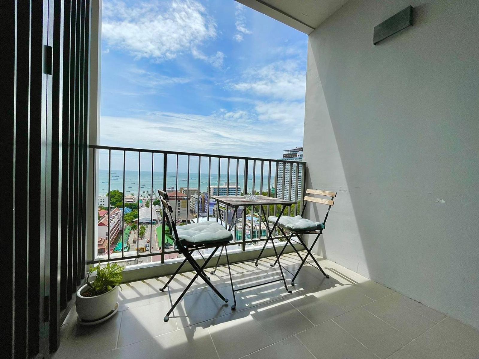 The Base Deluxe Apartment Pattaya Exterior photo