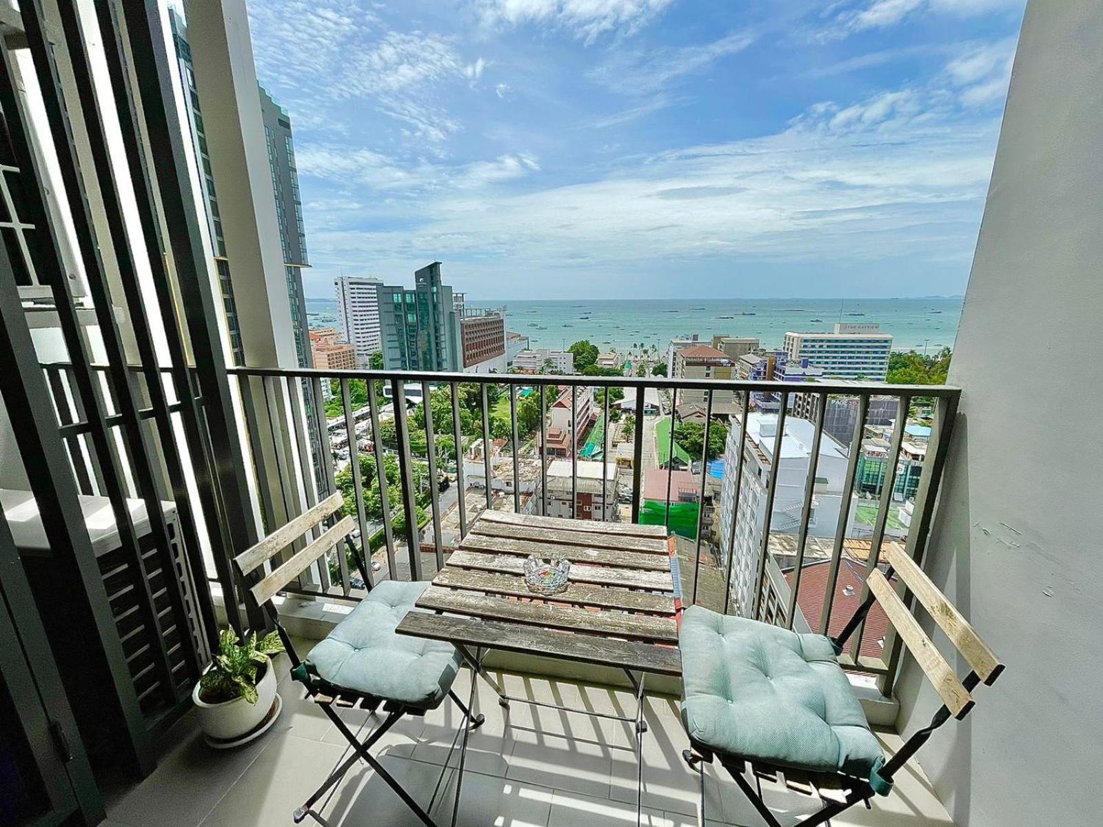 The Base Deluxe Apartment Pattaya Exterior photo